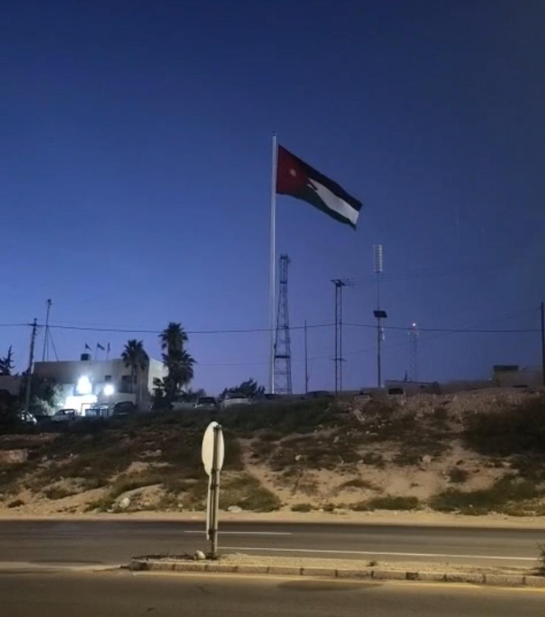 سارية العلم الأردني تزيّن سماء الموقر في بانوراما وطنية مميزة....فيديو