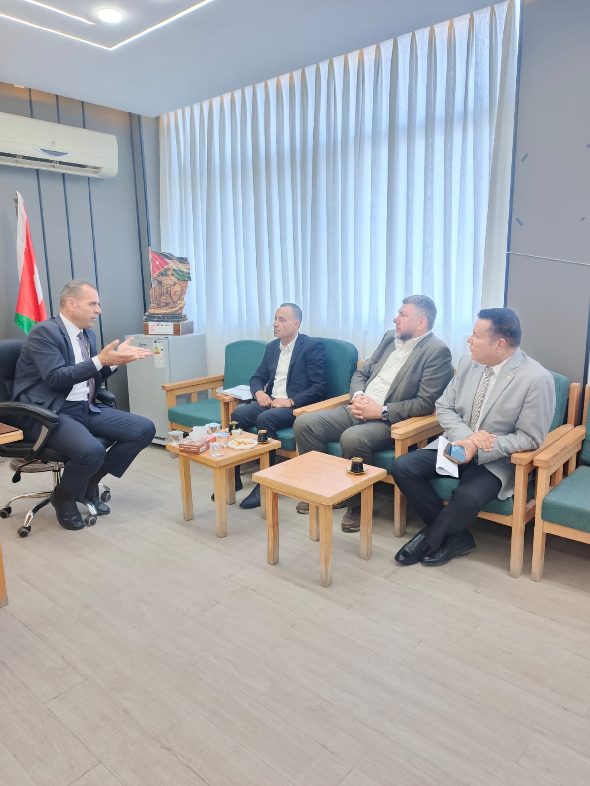 الطراونة يلتقي بفريق مشروع التنمية الاقتصادية والطاقة المستدامة SEED