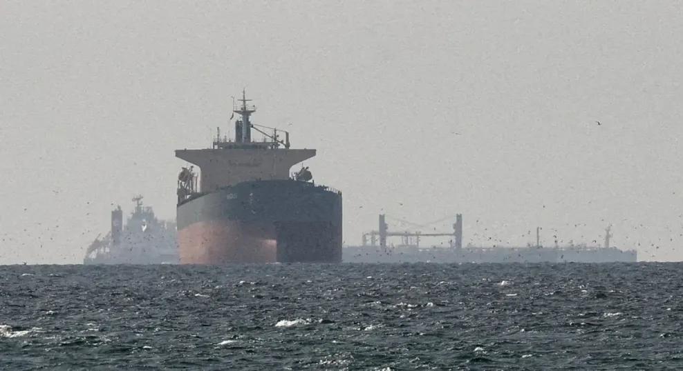 اشتعال النار في مضيق هرمز.. الحرس الثوري الإيراني يهاجم سفن حاويات ويصادر أخرى قبالة عُمان