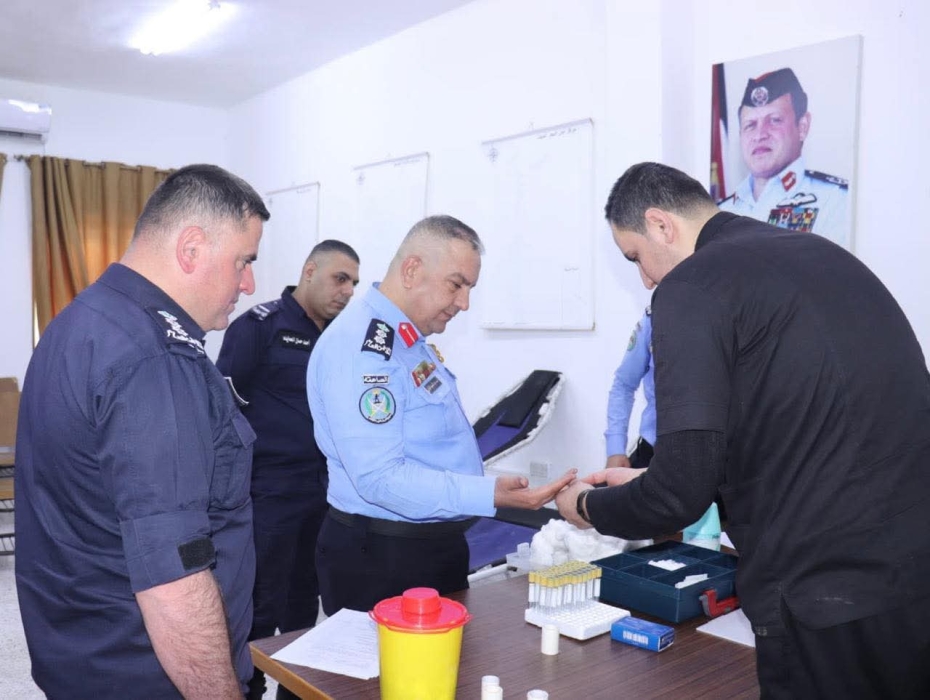 مدير شرطة غرب البلقاء يلتقي متقاعدين عسكريين ويشارك بحملة للتبرع بالدم...صور