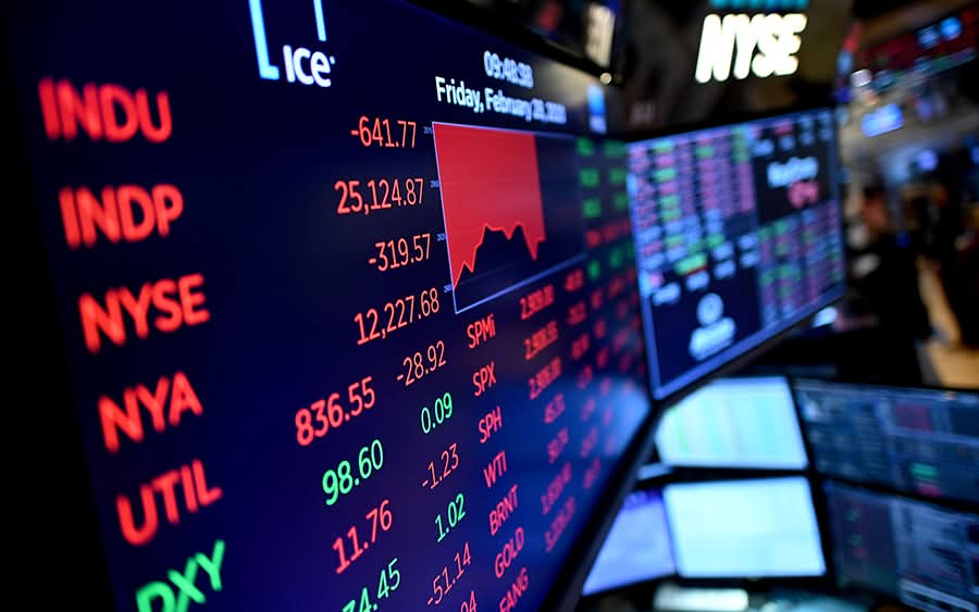 مؤشرات الأسهم الأمريكية تبدأ التعاملات منخفضة