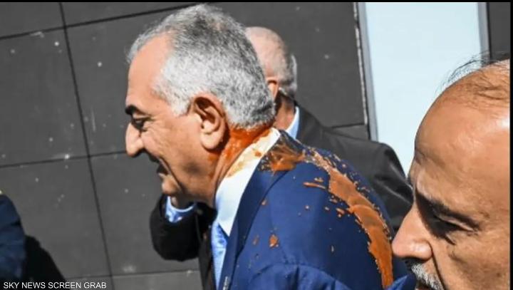 رضا بهلوي يتعرض للرش بسائل أحمر وسط الشارع