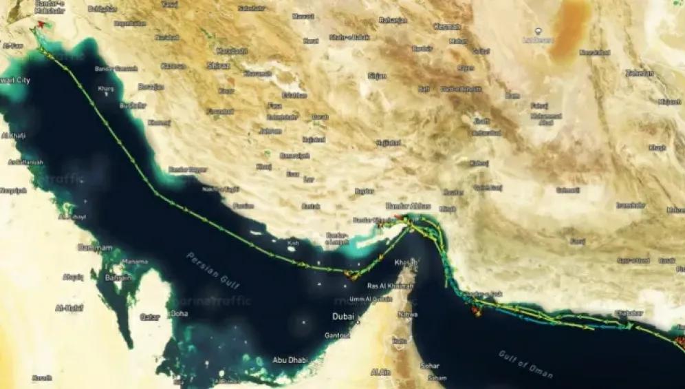 إيران تعلن تحصيل أولى رسوم عبور مضيق هرمز وإيداعها في البنك المركزي