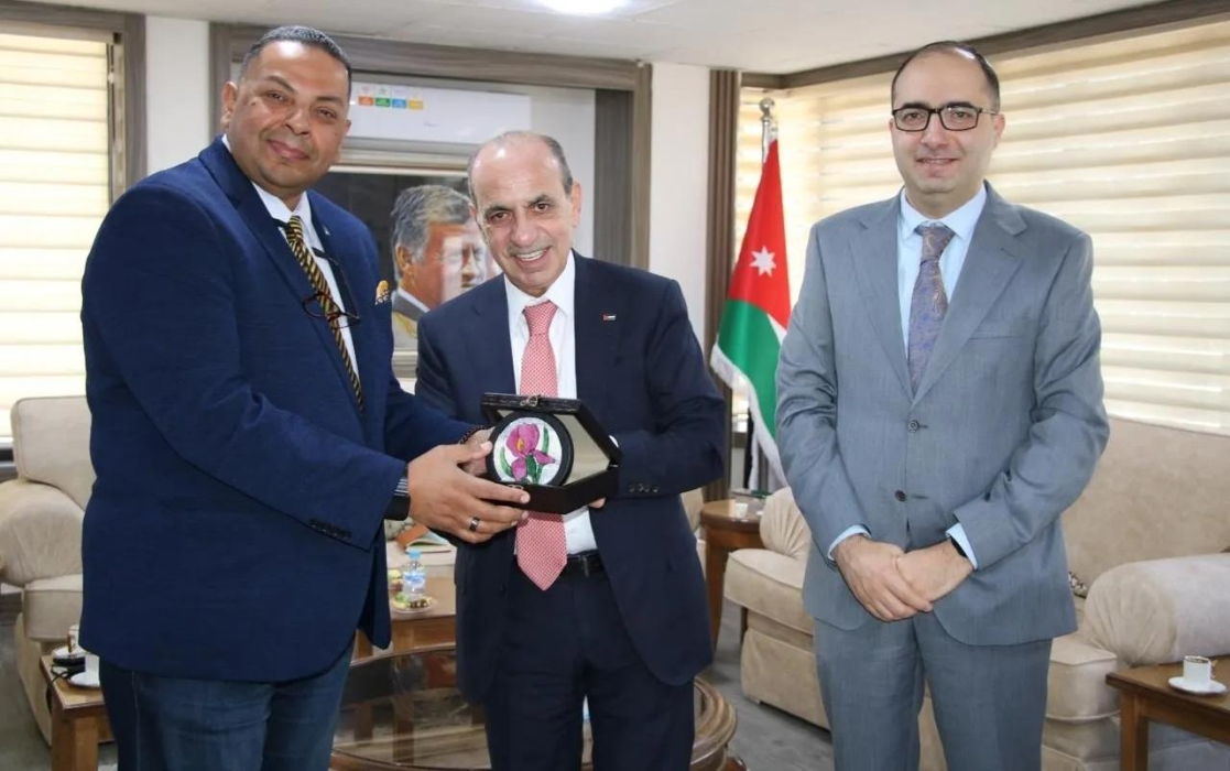 وزير الإدارة المحلية يبحث والمدير الإقليمي لصندوق المناخ الأخضر سبل تعزيز التعاون