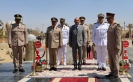 محافظ السويس يضع إكليل زهور على النصب التذكاري للجندي المجهول بالجيش الثالث الميداني