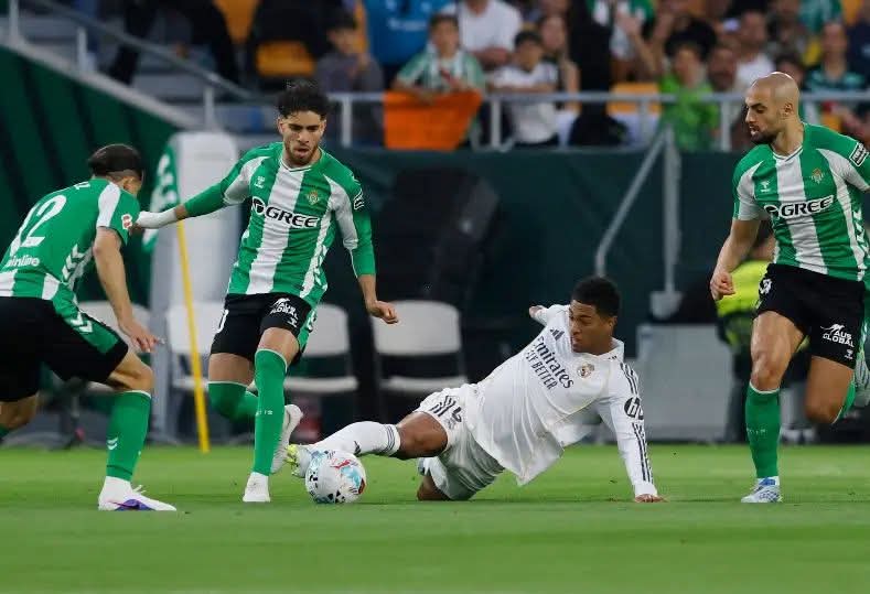 ريال مدريد يتعثر أمام ريال بيتيس بتعادل إيجابي في الدوري الإسباني