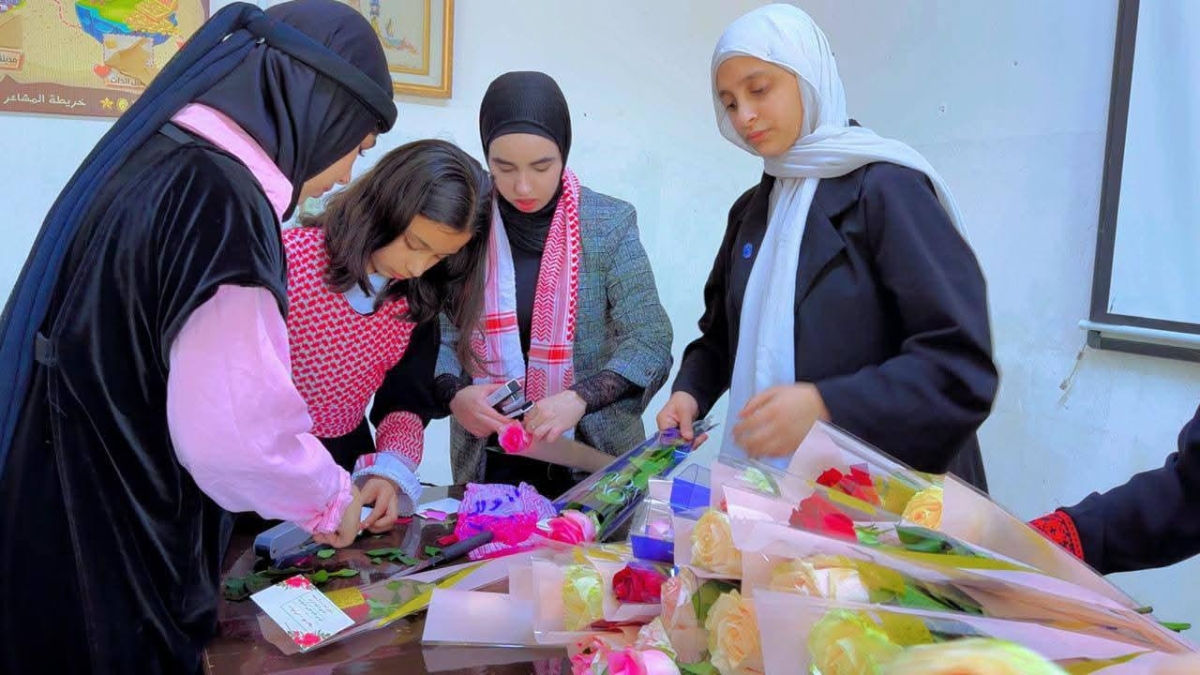 ورود الكرك تنبض بالوفاء… “شابات الكرك” يزرعن التقدير في ميادين العمل