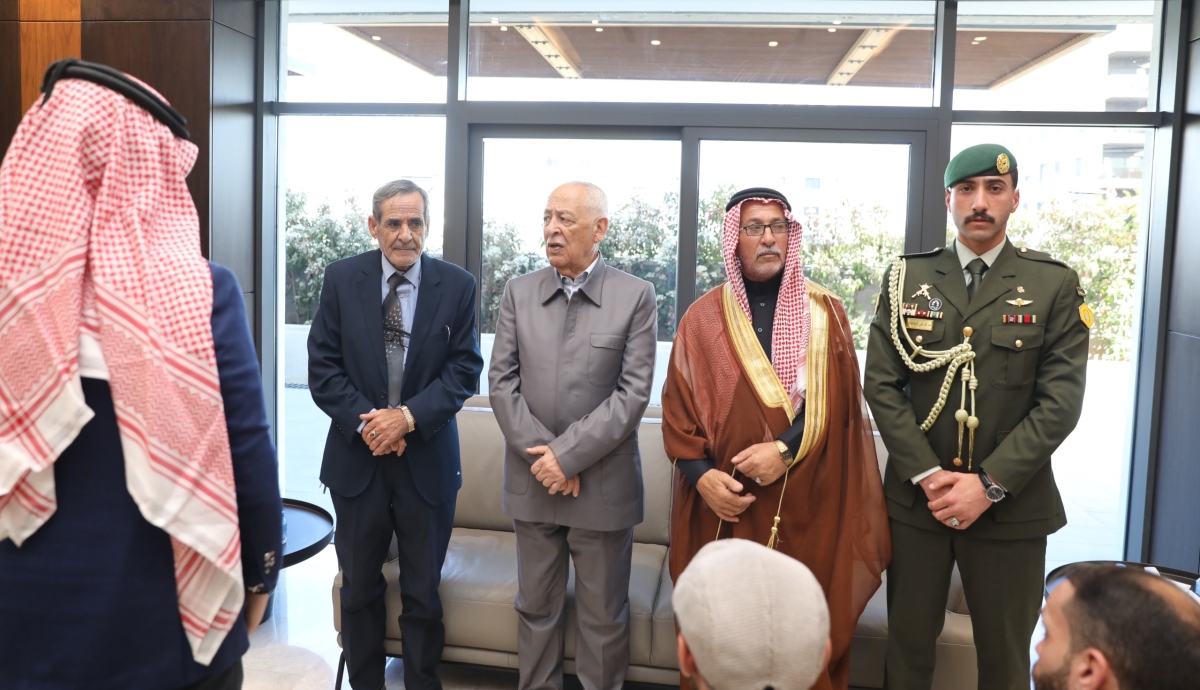 مندوبا عن الملك وولي العهد ..رئيس الديوان الملكي يعزي إل إرشيد وعشيرتي الحديد والمجالي..صور