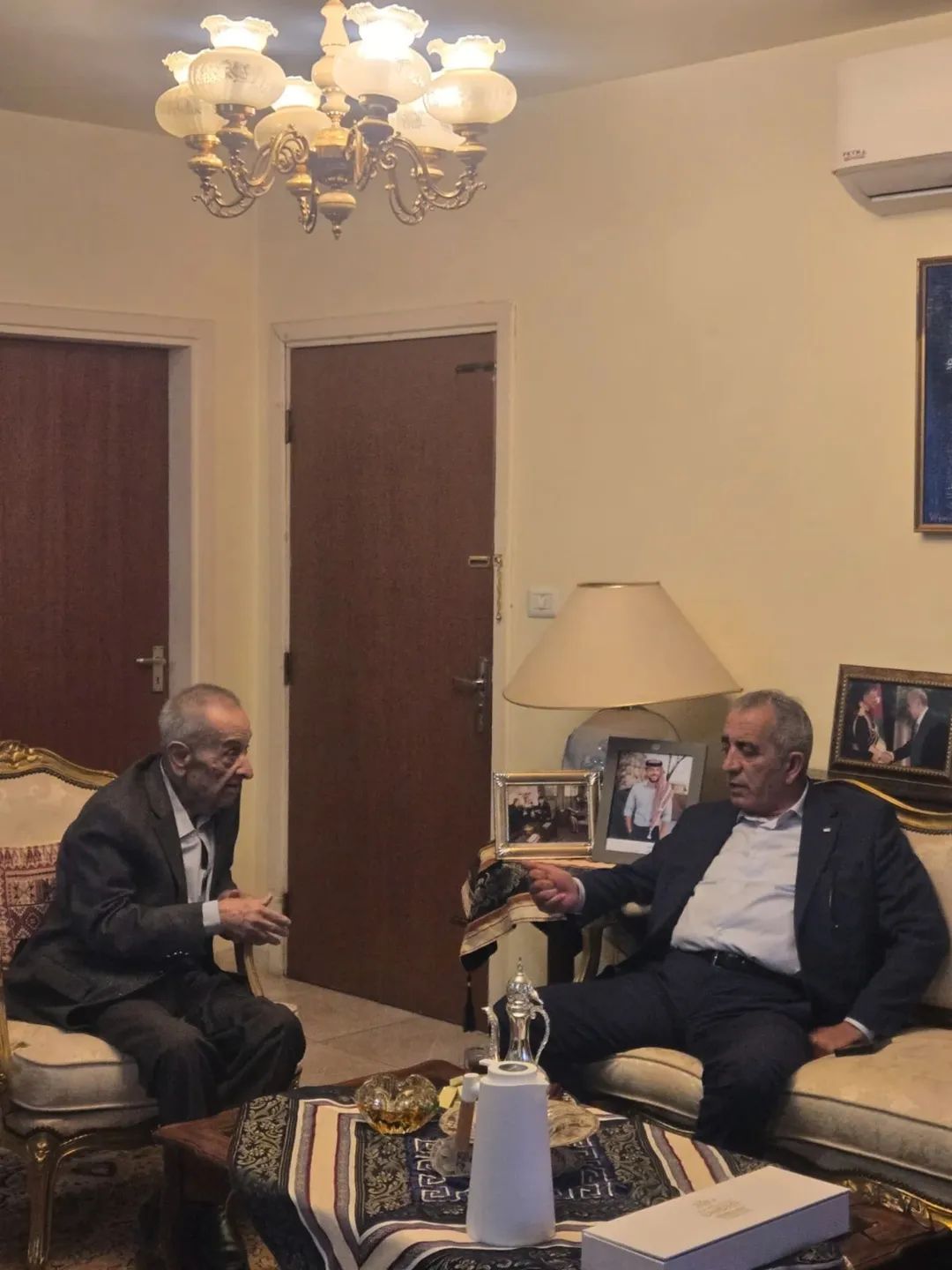 وزير الثقافة مصطفى الرواشدة يطمئن على الشاعر حيدر محمود بعد خروجه من المستشفى
