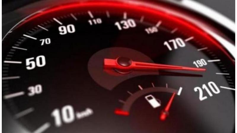 ضبط مركبة تسير بسرعة جنونية على طريق الأزرق