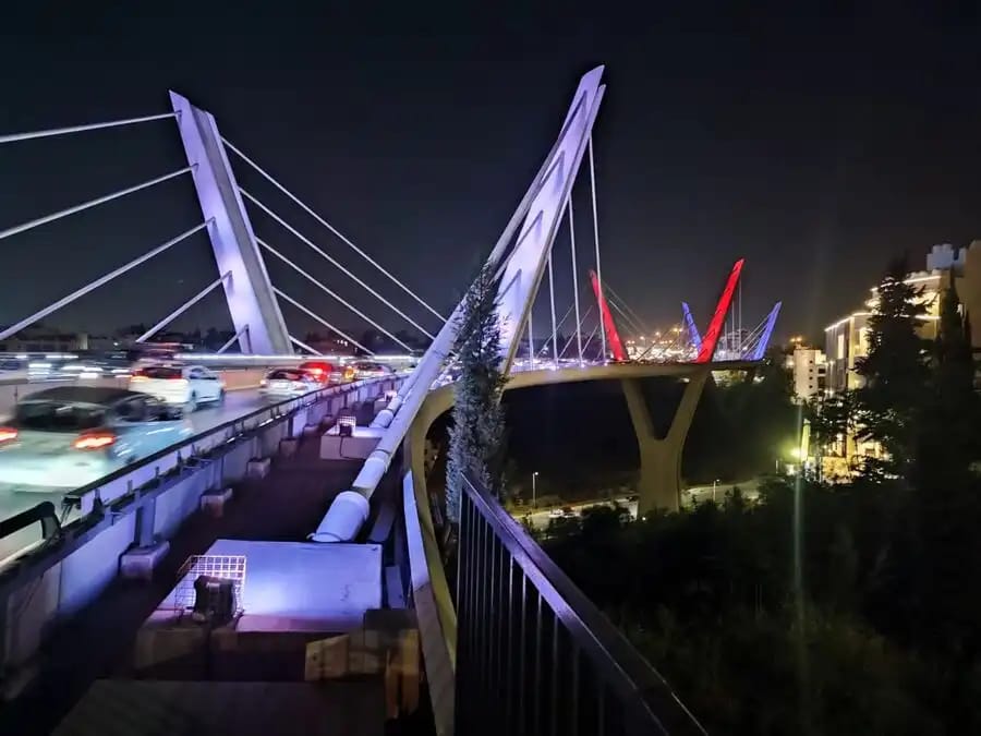 إصابة فتاة إثر سقوطها من جسر عبدون والتحقيقات جارية