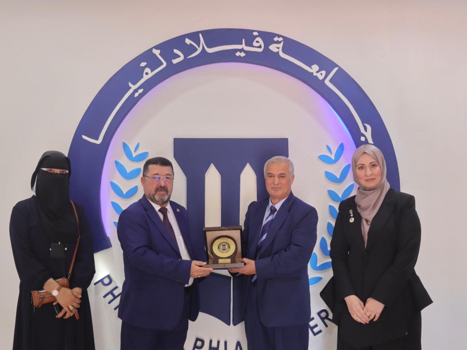 رئيس جامعة فيلادلفيا يبحث مع وفد اتحاد الجامعات الدولي تعزيز الشراكات الأكاديمية وتبادل المنح