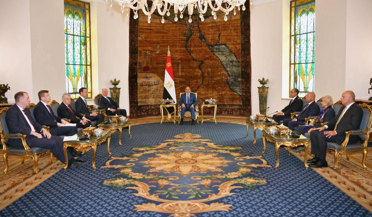 الرئيس المصري يبحث مع مساعد الرئيس الروسي تعزيز التعاون المشترك