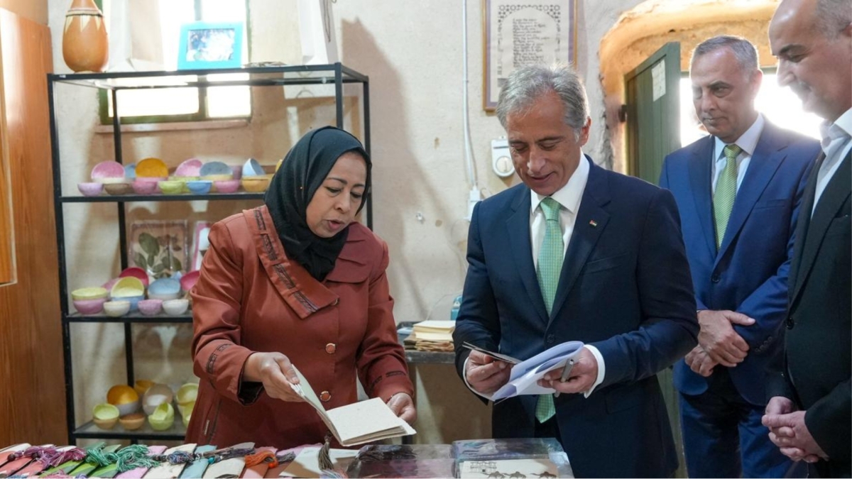 رئيس الوزراء يتفقد عددا من المواقع في منطقة عراق الأمير