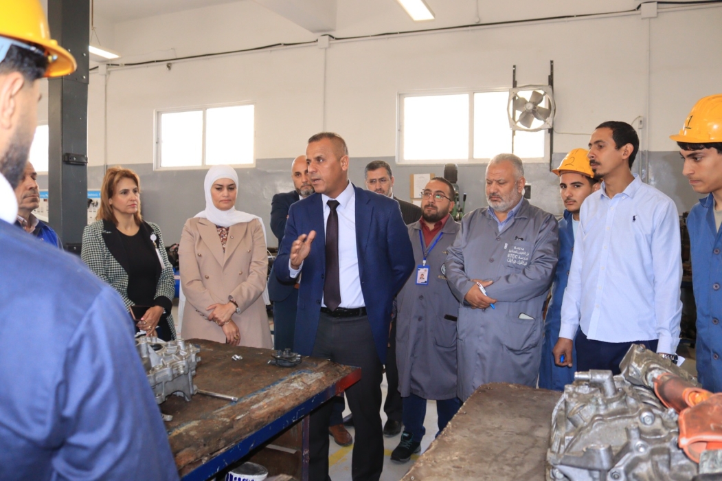 الهديرس يتابع تطبيق التعلّم القائم على العمل (WBL) ضمن نظام BTEC في ابن النفيس الصناعية.