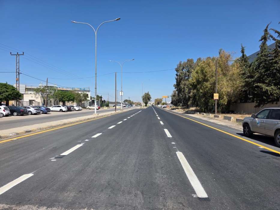 الأشغال تعلن انهاء العمل في مشروع تأهيل طريق أم البساتين ...صور