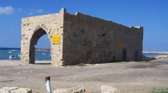 مخطط إسرائيلي لبناء منشأة سياحية فوق مقبرة قرية الطنطورة الفلسطينية