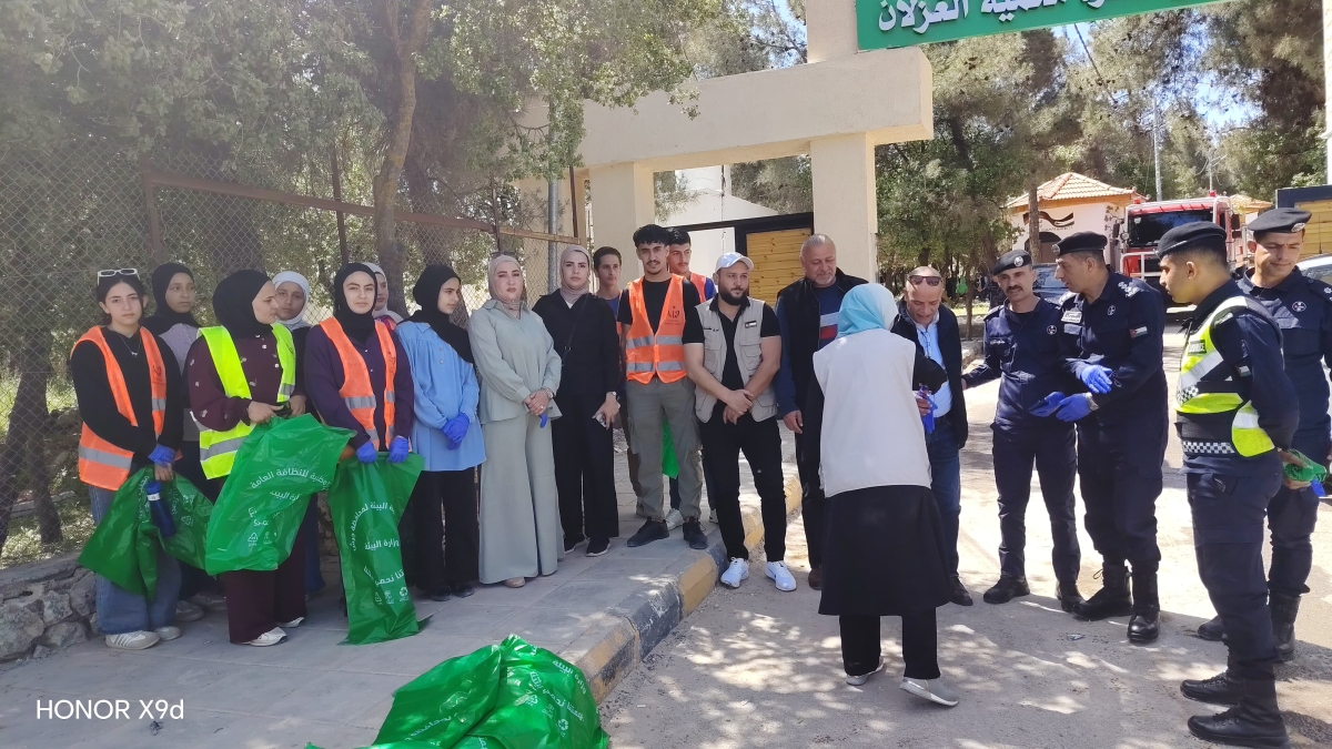 مركز شباب وشابات الجزازة يشارك في حملة تطوعية للحد من الإلقاء العشوائي للنفايات