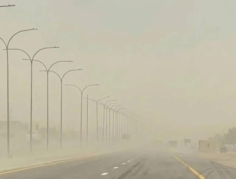 قطع حركة السير على طريق رويشد بسبب الغبار الكثيف