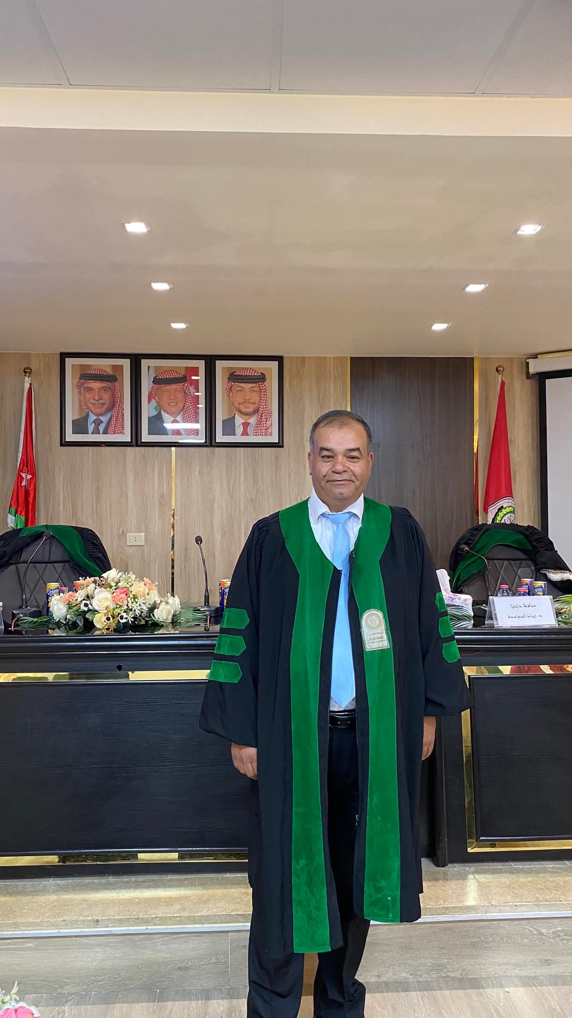 حسن عبد الرحمن الجازي يبارك لغصاب حمود نيله شهادة الماجستير