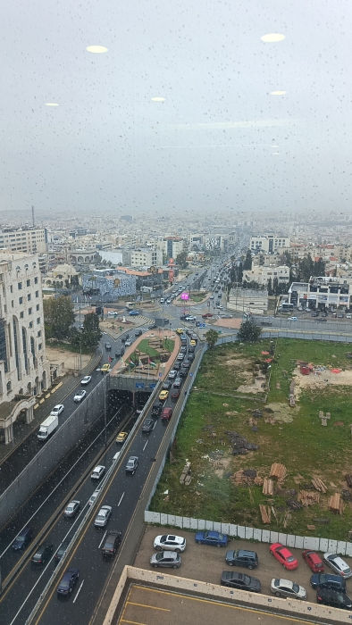 كتلة هوائية باردة تخفض الحرارة وأمطار متفرقة وتحذيرات من الضباب والغبار