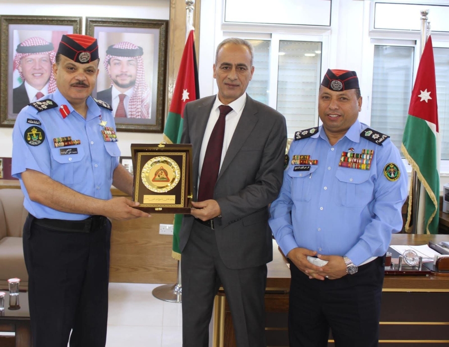 مدير شرطة محافظة إربد يُكرم المحافظ الجعافرة بمناسبة يوم المرور العالمي