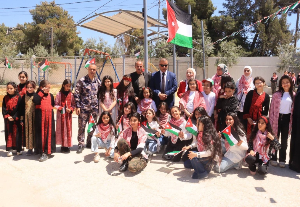 تحت شعار  سيادة وكرامة  ... مديرية التربية والتعليم  للواء الجامعة تحتفي باليوم الوطني للعلم في  مدرسة شجرة الدر 