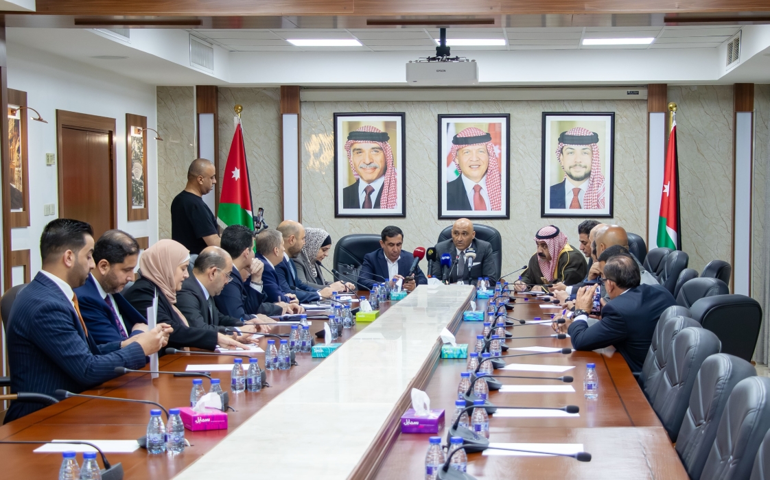 الصحة النيابية تبحث عدم صرف الأدوية لموظفي اليرموك
