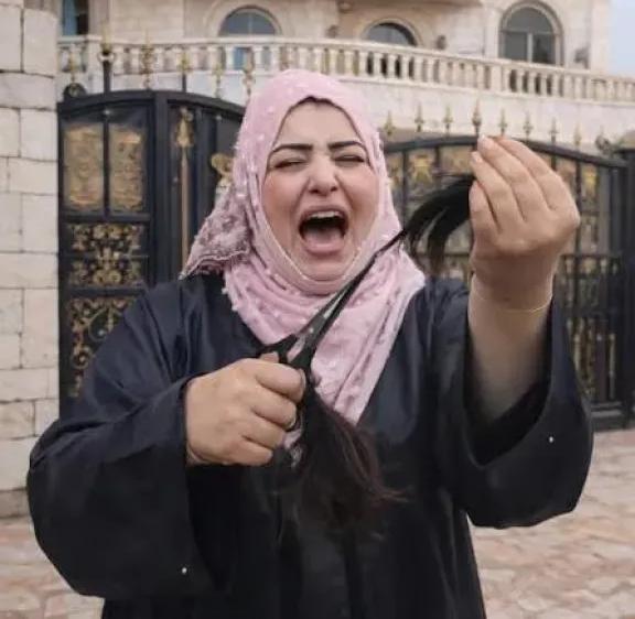 ابنة الرئيس العراقي الراحل صدام حسين تستنجد بقبائل الجوف وتقص ضفيرتها طلباً للنخوة ...فيديو