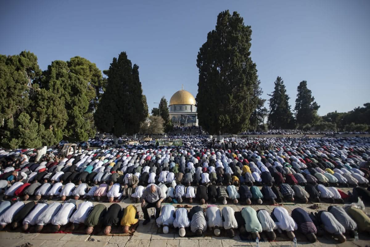 عشرات الآلاف من الفلسطينيين يؤدون صلاة الجمعة في المسجد الأقصى المبارك