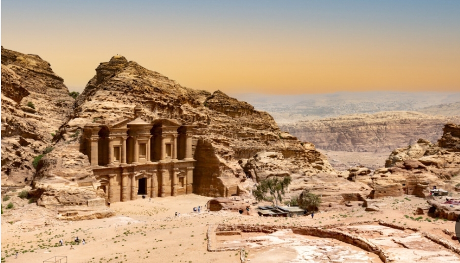 المنتدى الاقتصادي الأردني يناقش واقع القطاع السياحي في البترا