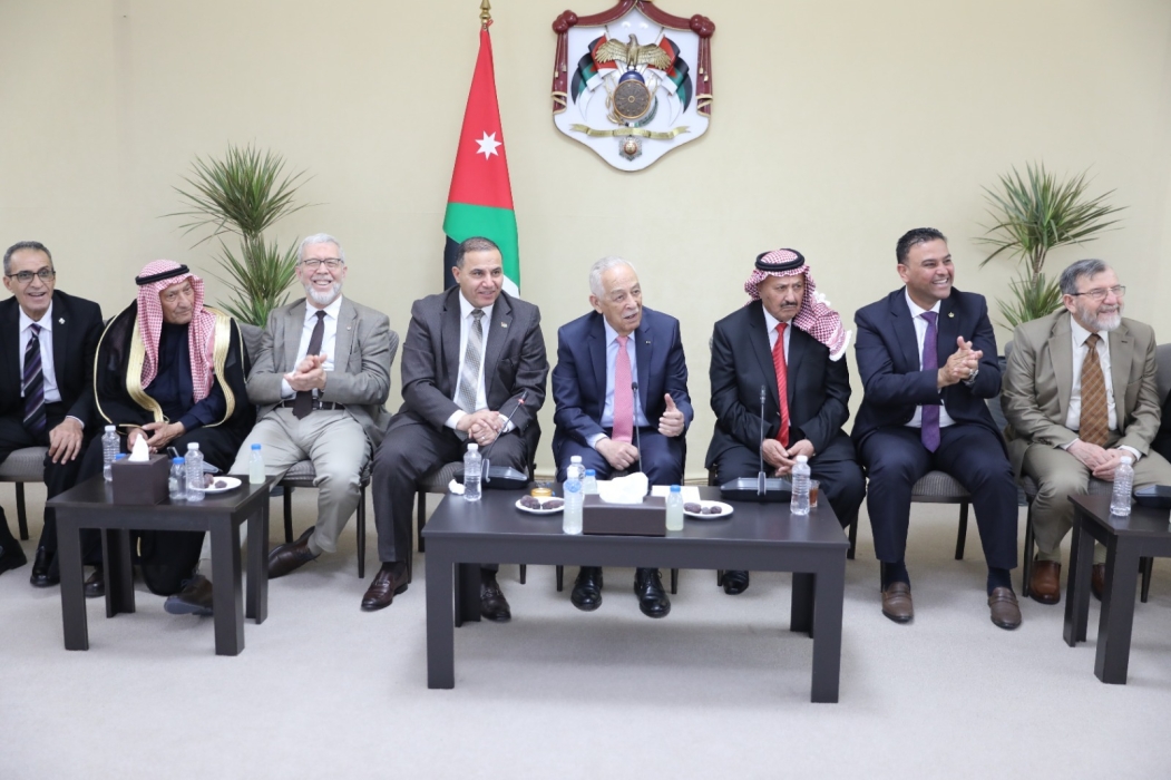 بتوجيهات ملكية.. رئيس الديوان يلتقي 350 شخصية من الزرقاء