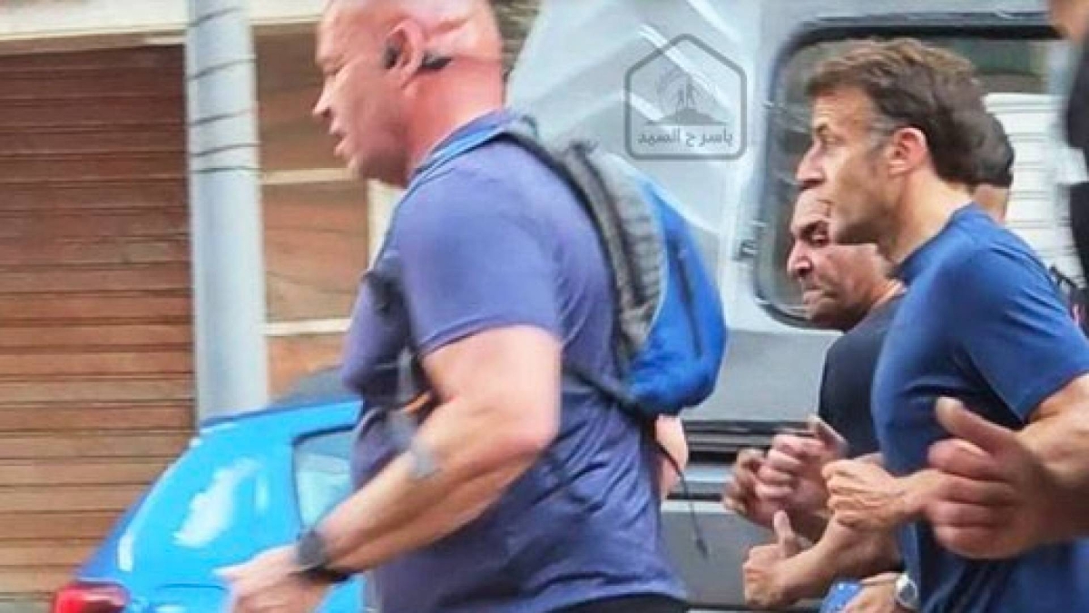 الرئيس الفرنسي يمارس رياضة الجري في الإسكندرية