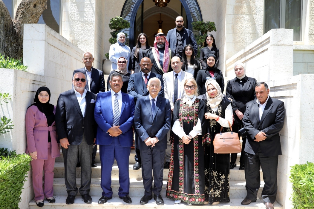 العيسوي خلال لقائه وفدين من مؤسسة منى الفياض للتراث ونادي الراية..صور