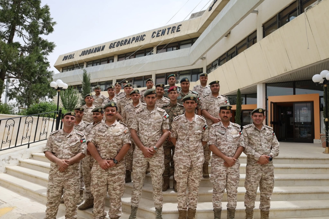 وفد من كلية الأمير الحسين يزور المركز الجغرافي الملكي الأردني