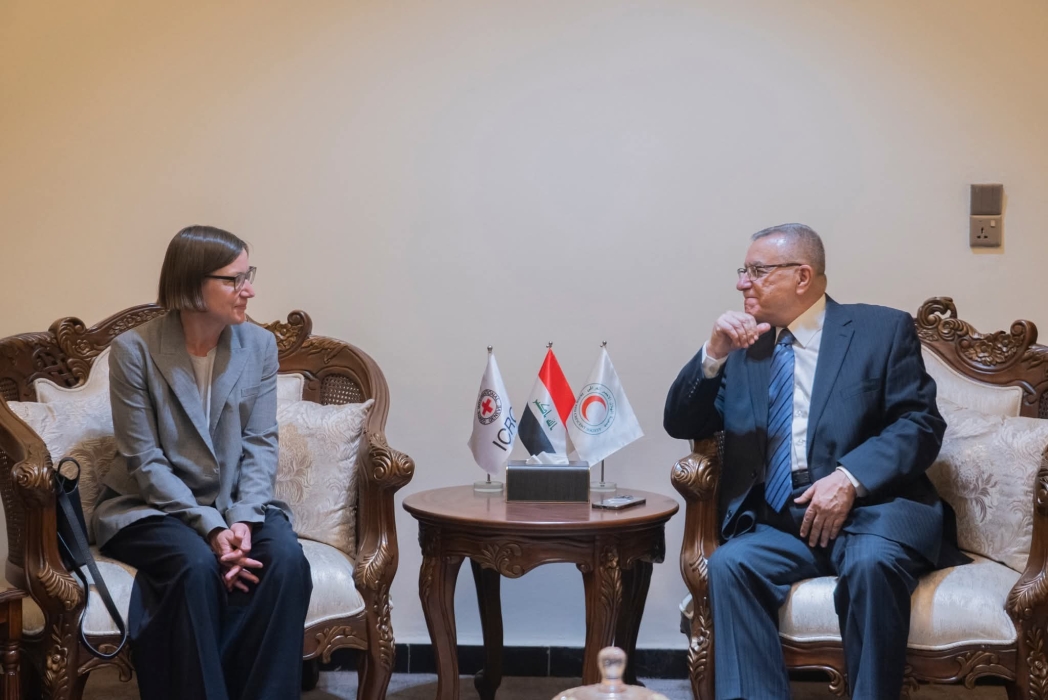 الصليب الأحمر والهلال الأحمر العراقي يبحثان تعزيز التعاون لمواجهة التحديات الإنسانية
