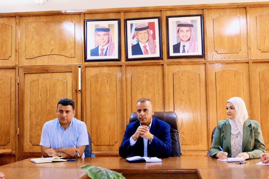 الهديرس يجتمع مع مستشاري التطوير المدرسي في لواء الجامعة.