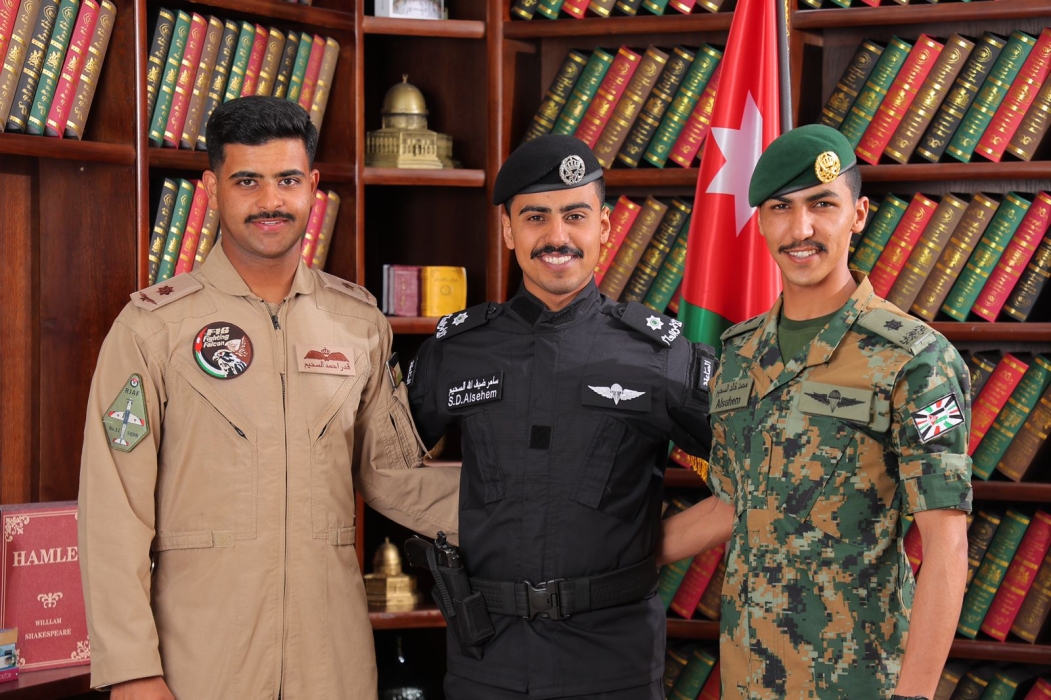 عشيرة السحيم تحتفي بتخريج أبنائها الضباط والطيار