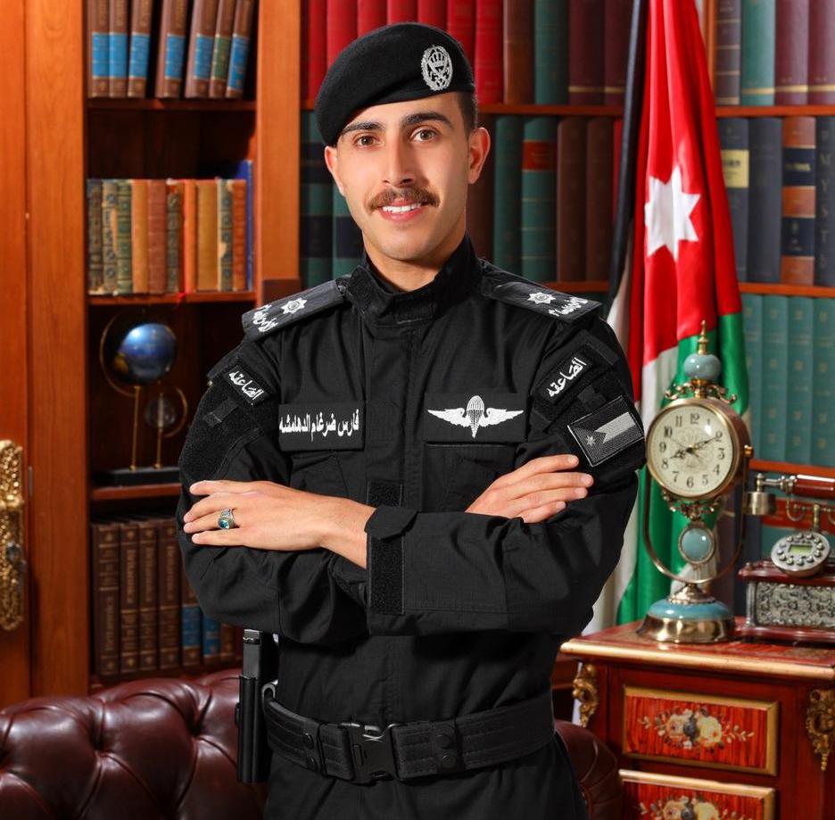 طارق عبدالله الدهامشة وأولاده يهنئون ضرغام علي الدهامشة بتخرج نجله الملازم فارس