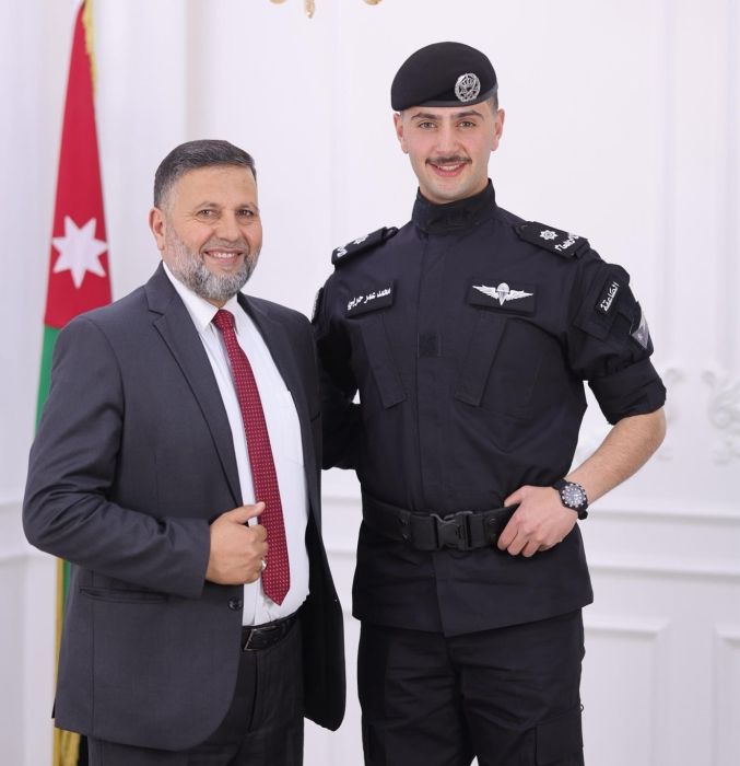 صفوان الخوالدة يهنئ عمر حربي الخوالدة بتخرج نجله محمد من الجناح العسكري وترفيعه إلى ملازم ثاني