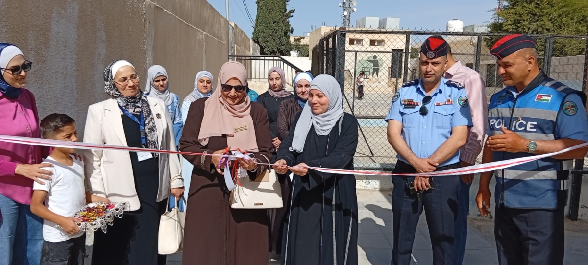 المصري تفتتح الجدارية المرورية في مدرسة جحفية الأساسية للبنين