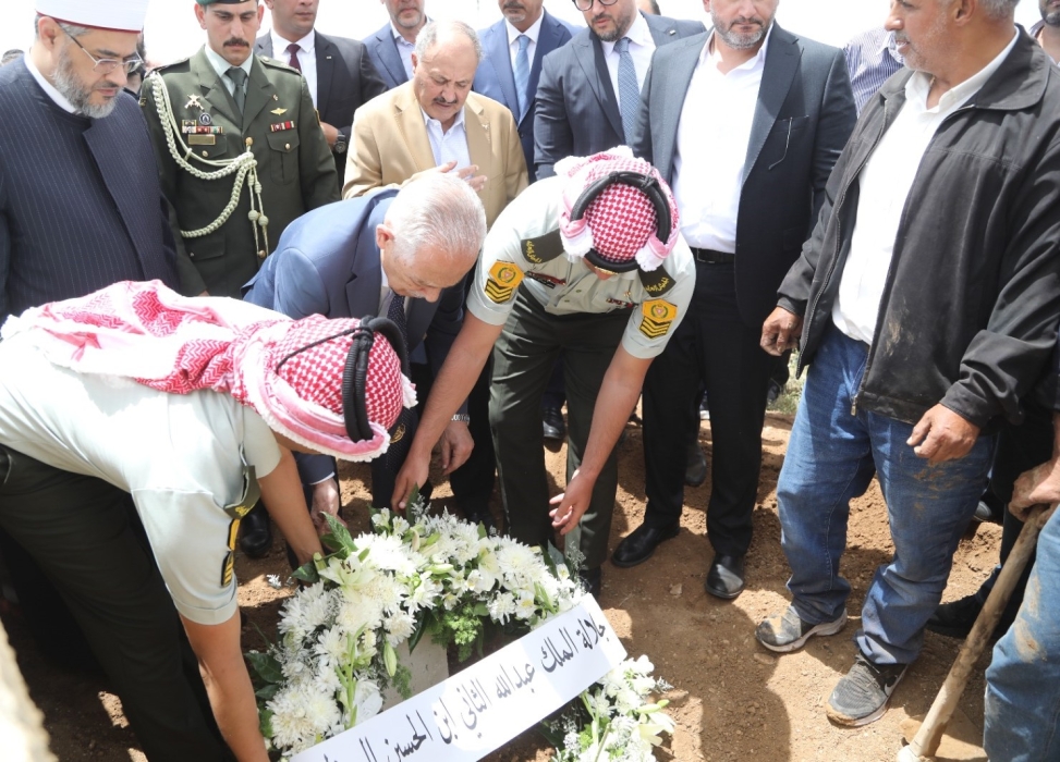 مندوبا عن الملك وولي العهد.. العيسوي يشارك في تشييع جثمان الوزير والعين الأسبق مازن الساكت....صور
