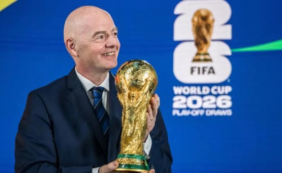 رئيس الفيفا يرحب بـ «النشامى»