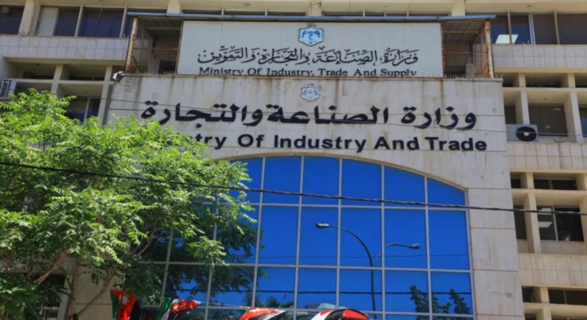 وزارة الصناعة ونقابة المقاولين تبحثان ملف التعويضات واستدامة المشاريع الإنشائية