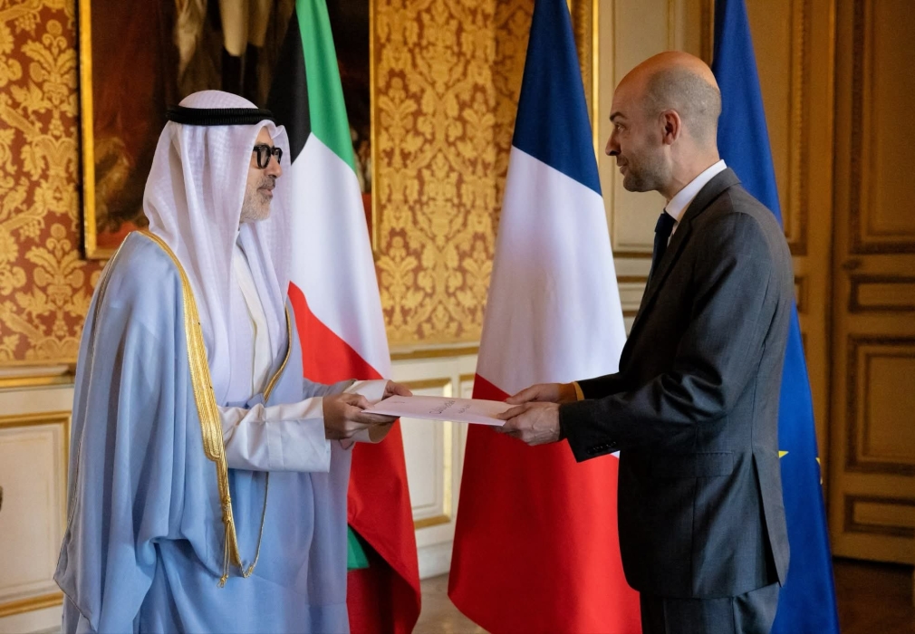 رسالة من أمير الكويت إلى الرئيس الفرنسي تتعلق بالعلاقات الثنائية وآخر التطورات بالمنطقة