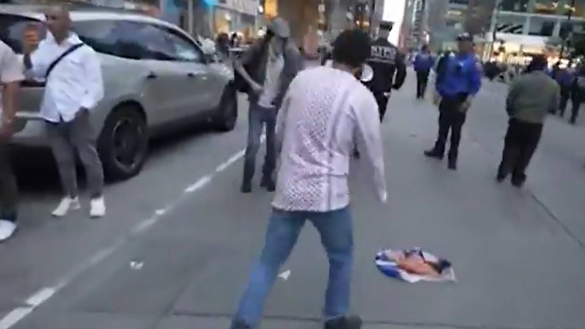 وسائل إعلام تنشر لقطات لإحراق العلم الإسرائيلي في مسيرة حاشدة بنيويورك