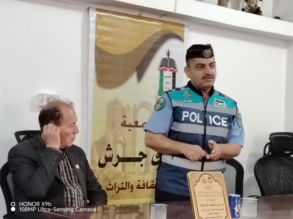 محاضرة في جرش حول قانون السير المعدل ومخاطر استخدام الهاتف الخلوي أثناء القيادة صور