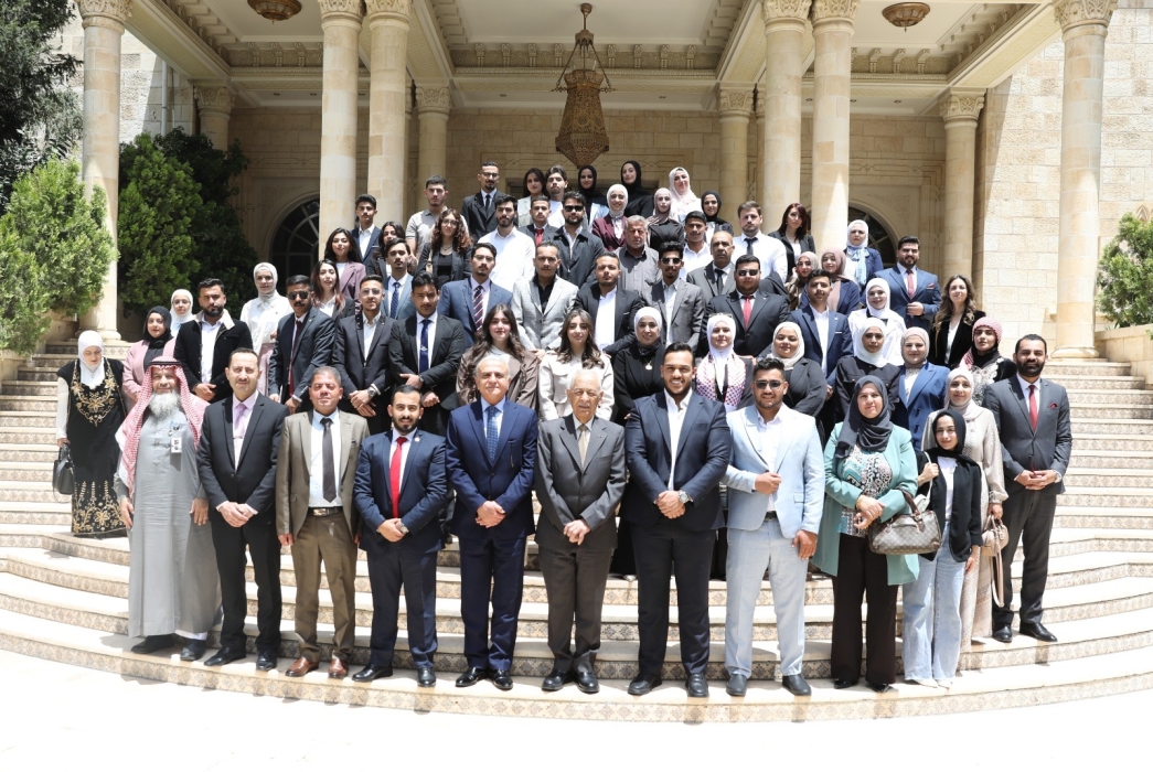 العيسوي خلال استقباله طلبة جامعات وفعاليات أكاديمية...صور