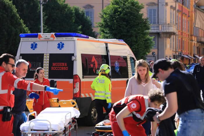 إصابة 7 أشخاص في حادث دهس بسيارة في مودينا الإيطالية