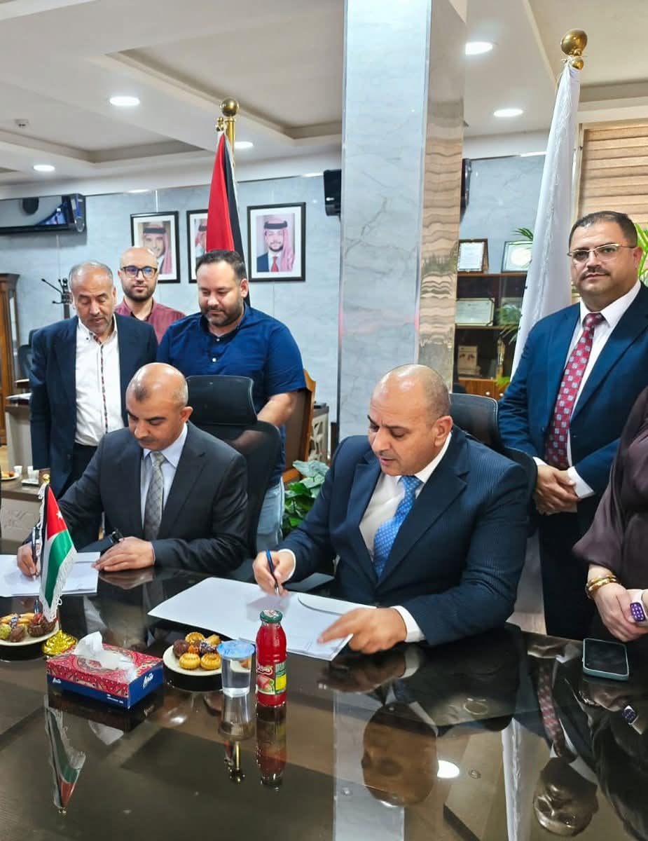 النقل البري ورؤية عمان توقعان عقداً لتشغيل الأنظمة الذكية لـ (376) حافلة تخدم 6 جامعات رسمية